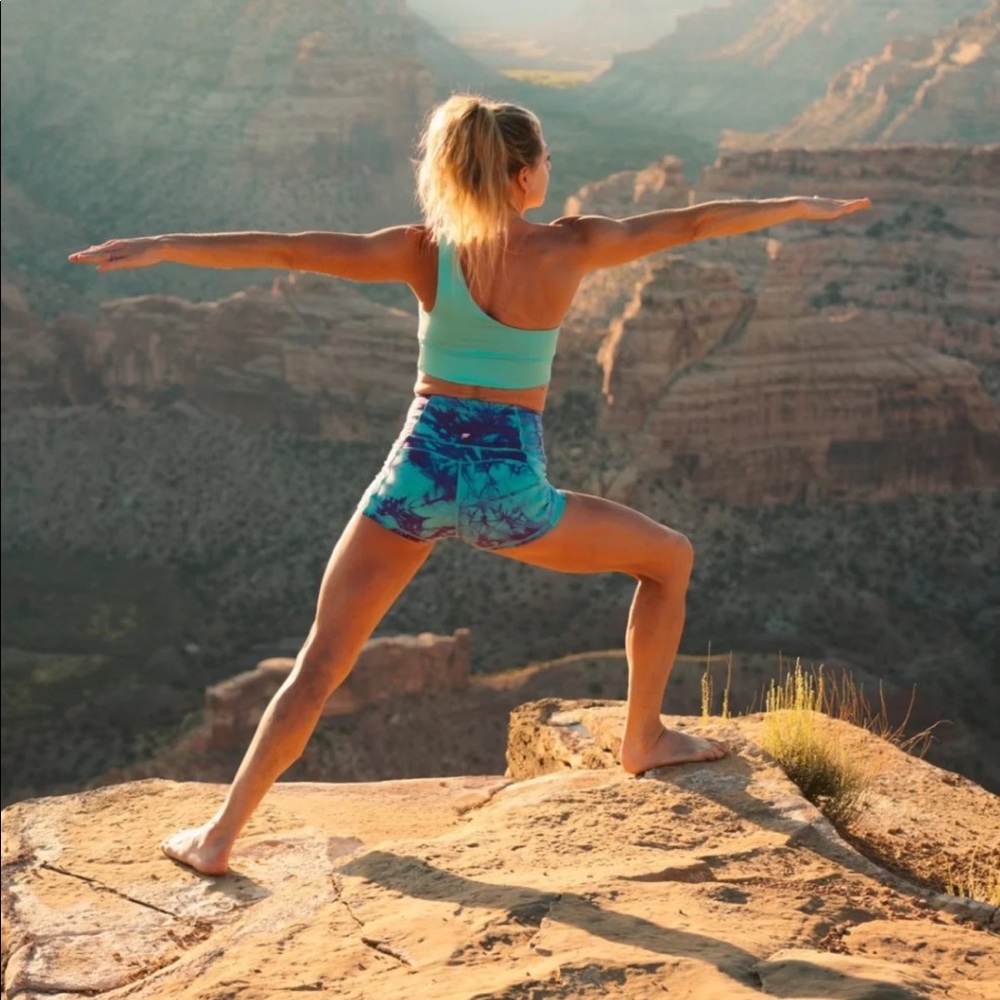 Fabletics Oasis 2” Shorts